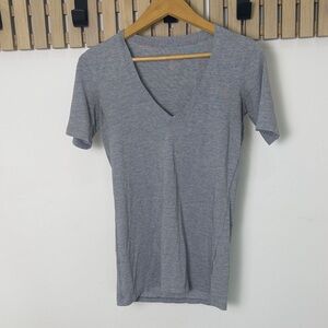 Women’s gray lululemon V-Neck T-Shirt size 8